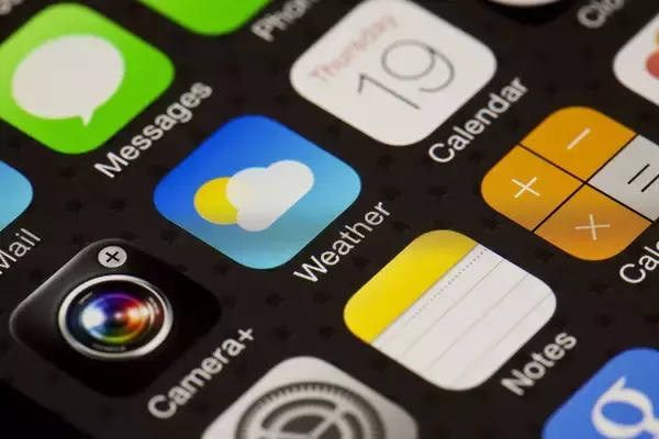 「｢もっと大胆に角を丸くしてくれ｣ジョブズが日本人陶芸家に作らせた"iPhoneアプリアイコン"の原点」の画像