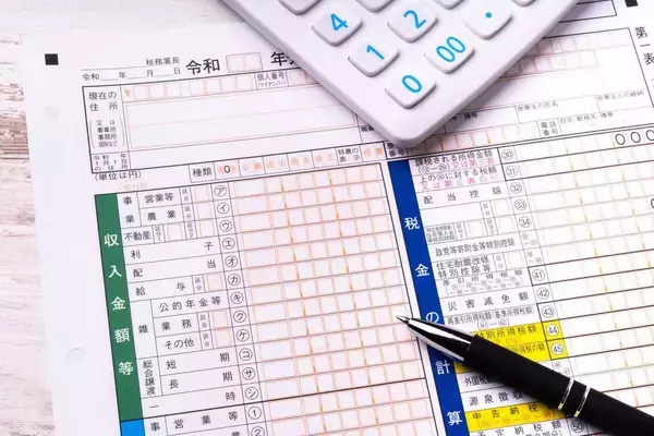 「提出し忘れるだけで｢年金の手取り額｣が減ってしまう…毎年9月ごろに郵送される｢1通の重要書類｣の名前」の画像