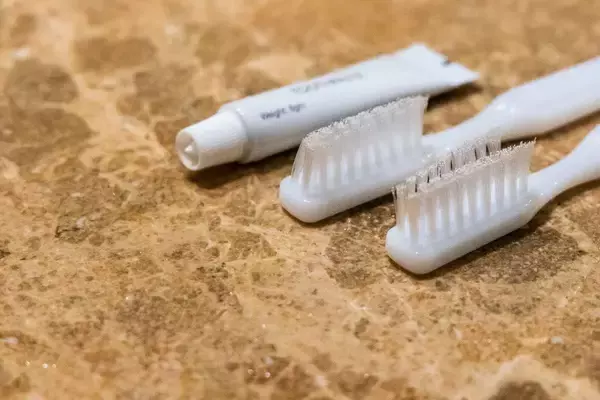 ホテルに置いてある｢硬め｣歯ブラシは要注意…歯周病と肺炎のリスクを遠ざける｢正しい口腔ケア｣の2要素
