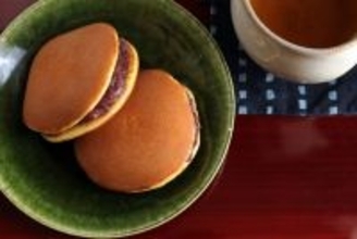 2つに割れば一目瞭然｢どら焼の機械焼きvs.手焼き｣の違い…帰省先で語れる東京駅にあるお土産のうんちく話