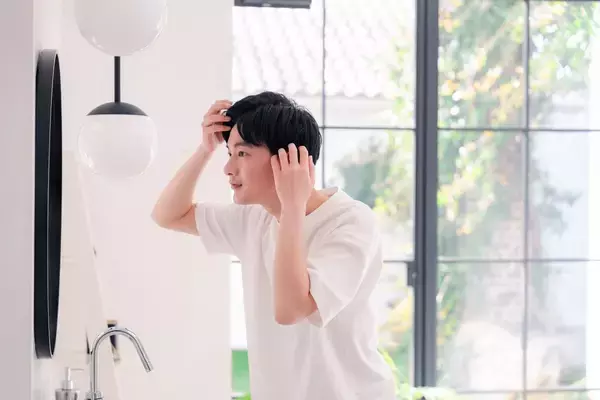 「｢清潔感のない男性｣ほどこの髪形をしている…｢初対面で一発アウト｣な男性のヘアスタイル3選」の画像