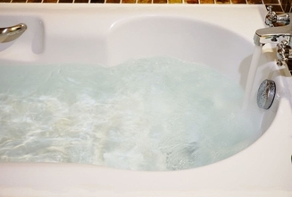 シャワーだけの人と湯舟につかる人で幸福度に大差あり…大学の研究で明らかになった｢幸福度アップの新習慣｣