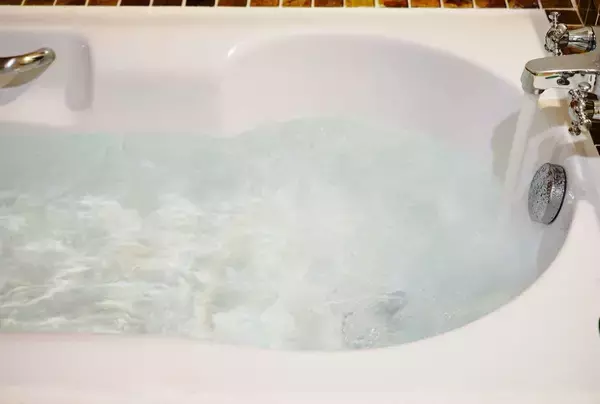 シャワーだけの人と湯舟につかる人で幸福度に大差あり…大学の研究で明らかになった｢幸福度アップの新習慣｣