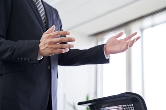｢結論から言うと…｣を連発して"両手ビュンビュン"…面接官がその場で｢×｣を付けた若者の"危うい話し方"