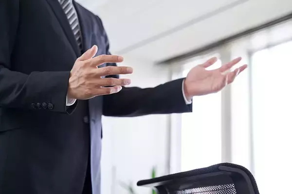 ｢結論から言うと…｣を連発して"両手ビュンビュン"…面接官がその場で｢×｣を付けた若者の"危うい話し方"