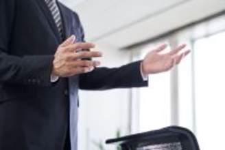 ｢結論から言うと…｣を連発して"両手ビュンビュン"…面接官がその場で｢×｣を付けた若者の"危うい話し方"