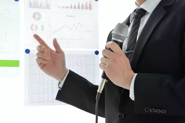 「｢結論から言うと…｣を連発して"両手ビュンビュン"…面接官がその場で｢×｣を付けた若者の"危うい話し方"」の画像