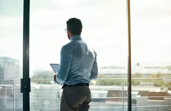 堅い服装にもカジュアルにも一瞬で変身…ビジネスで｢夏の服装｣を外さない人が持ち歩いている｢ひみつ道具｣