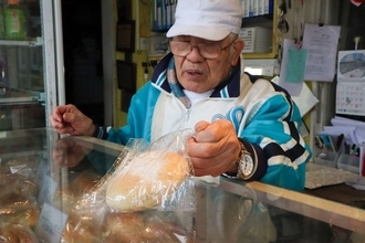 ｢年金だけで暮らせる｣のに午前3時から働く…82歳･横須賀の名物パン店主が｢老後の不安ゼロ｣でいられる理由