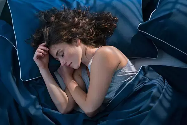 「最もぐっすり眠れる"寝室の色"は青､では最悪の色は…睡眠時間に約2時間の違いを生む"避けるべき色"」の画像