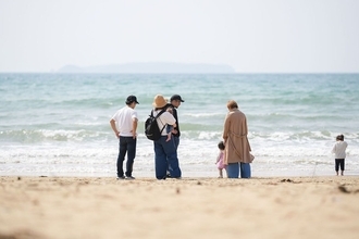 3世代旅行の集合写真に違和感が…2泊3日で｢夫にベッタリな姑｣を見せつけられた30代女性の"複雑な本音"