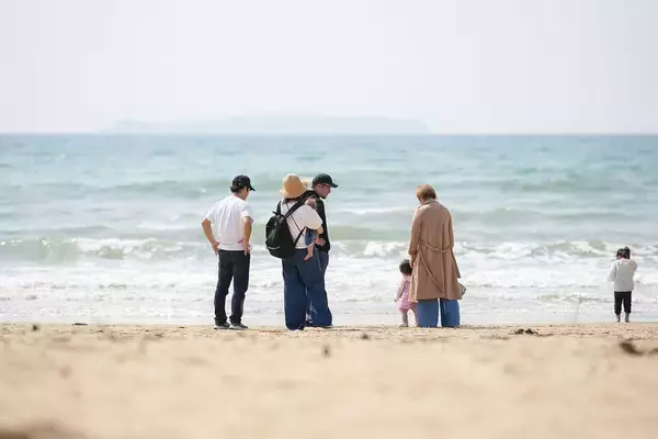 3世代旅行の集合写真に違和感が…2泊3日で｢夫にベッタリな姑｣を見せつけられた30代女性の"複雑な本音"
