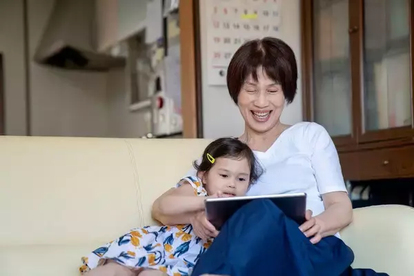 「3世代旅行の集合写真に違和感が…2泊3日で｢夫にベッタリな姑｣を見せつけられた30代女性の"複雑な本音"」の画像