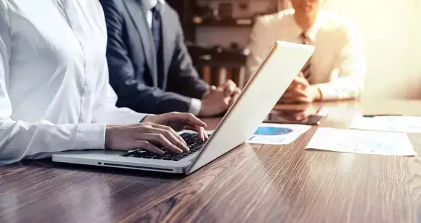 だから会議が｢しーん｣とならない…"時間をムダにしない上司"が座っている､｢上座｣でも｢下座｣でもない位置