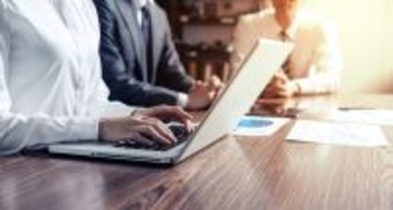 だから会議が｢しーん｣とならない…"時間をムダにしない上司"が座っている､｢上座｣でも｢下座｣でもない位置