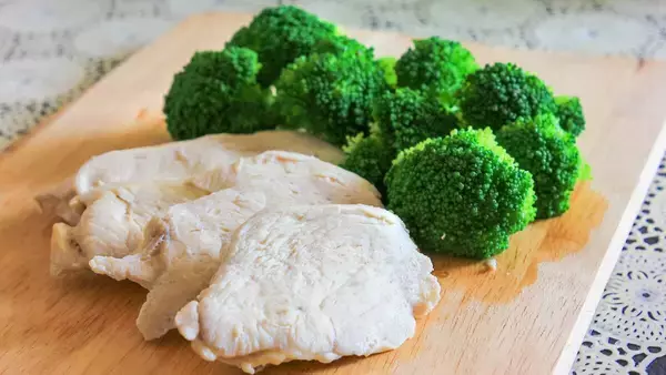 鶏胸肉でも鮭でもブロッコリーでもない...医師が｢年を重ねてもツヤツヤな人が欠かさない栄養素が摂れる食材｣【活力みなぎり食材3選】