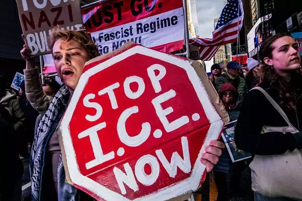 「スマホを持っていただけで射殺…だから噴き出した､トランプ移民取り締まりにアメリカ人が猛反発する理由」の画像