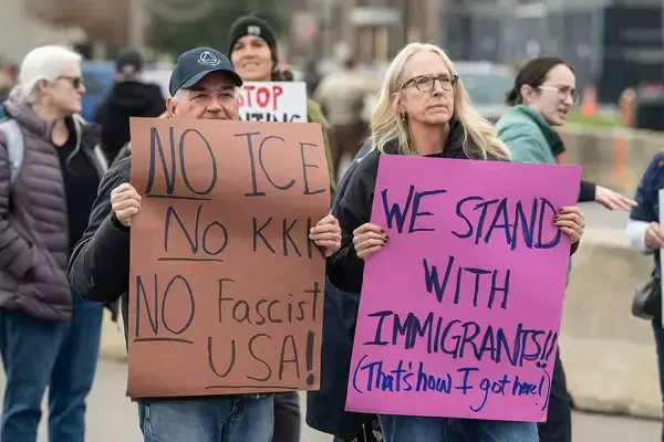 「スマホを持っていただけで射殺…だから噴き出した､トランプ移民取り締まりにアメリカ人が猛反発する理由」の画像