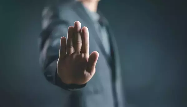 「｢どうして私にそのお話を?｣いつも自慢ばかりの不愉快な人を撃退する"遠回しな質問フレーズ"2パターン」の画像