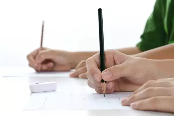 ｢プレゼンに完璧なパワポ｣は一発でデキない人認定…｢共通テスト9割超え｣AI時代の勝ち組ほど手ぶらになるワケ