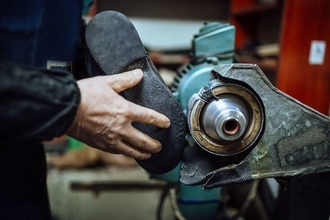 エルメスでもユニクロでもない…ファーストクラスに乗る｢本物の富裕層｣が普段着にする"ジャージ"の正体【2025年10月BEST】