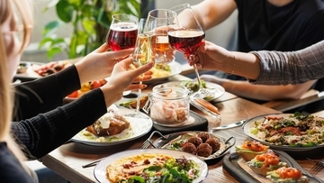 ｢一生懸命に働く日本人｣から貧しくなる…平日の昼からワインを飲む｢働かなくてもいい若者たち｣の正体【シン富裕層の実態3選】