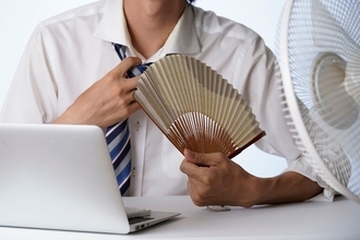 ジャケットを脱ぐと一発でバレる…夏の職場でよく見かける｢清潔感のない男性｣が着がちな"白いアイテム"