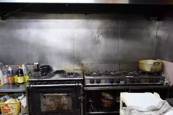 「手作り弁当550円､おにぎりは今でも110円…セブン､ローソンがマネできない吉祥寺｢個人コンビニ｣の地味な戦略」の画像