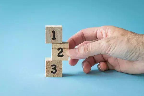 だから｢松･竹･梅｣の3段階でつい｢竹｣を選んでしまう…人間の意思決定に影響する"3つの認知バイアス"