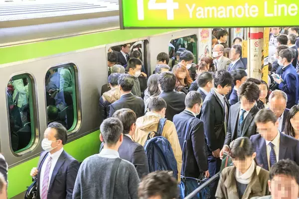 「本当は5秒で回収できるのに…駅員が｢線路内の落とし物｣にすぐ対応しないワケ【新生活の移動が楽しくなる雑学3選】」の画像