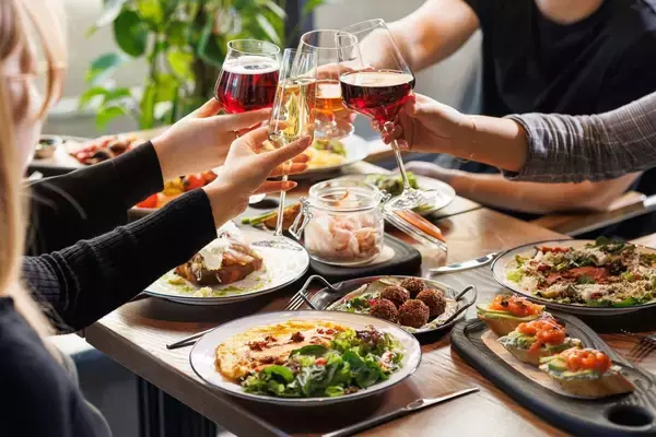 ｢一生懸命に働く日本人｣から貧しくなる…平日の昼からワインを飲む｢働かなくてもいい若者たち｣の正体【2026年4月BEST】