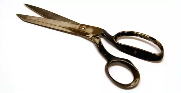 暗闇の中､仁王立ちで裁ちばさみを落としてくる兄と自己中で浪費家の母…50代女性の子供時代の｢暗黒｣