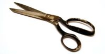 暗闇の中､仁王立ちで裁ちばさみを落としてくる兄と自己中で浪費家の母…50代女性の子供時代の｢暗黒｣