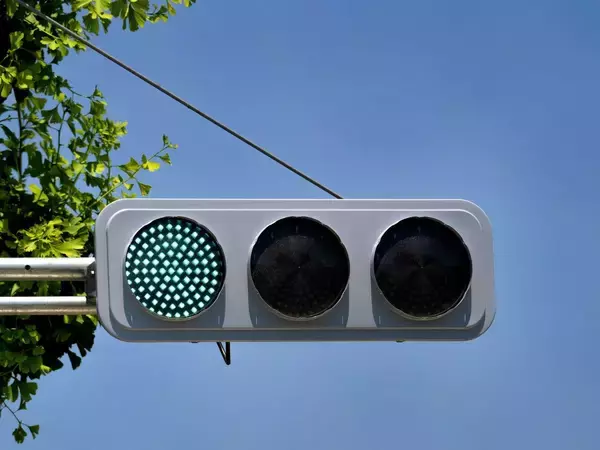 「どう見ても｢緑｣なのに､なぜ｢青信号｣なのか…世界で日本だけが"間違えて呼ぶことになった"96年前のきっかけ」の画像