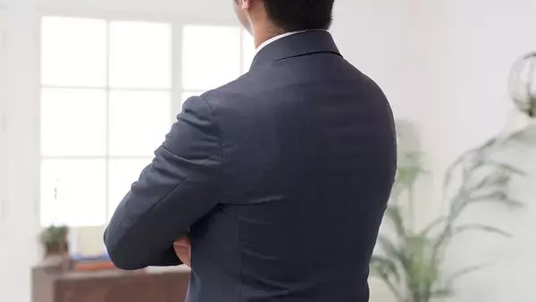 薄毛なのに前髪長めは｢見苦しい｣…若手社員からまったく信頼されない40代の｢一発アウト｣ヘアスタイル