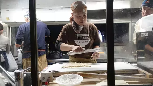 「自社のうどんは一杯も売らなかった…丸亀製麺が｢店舗ゼロの丸亀市｣で"地元店だけ"のうどん祭りを開いた理由」の画像