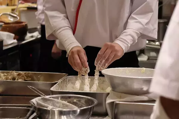 「｢丸亀製麺｣と並ぶ人気ぶり…新業態｢天ぷら定食まきの｣の天ぷらを食して分かったトリドールの強さの理由」の画像