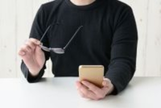 スマホがあなたの老眼を早めている…眼科専門医が推奨｢老眼を和らげる簡単ケアができる100均アイテム｣