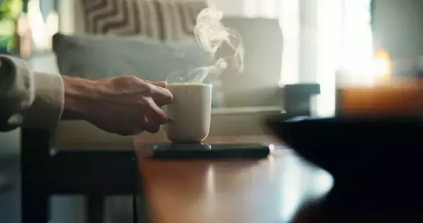 「朝イチのコーヒーは飲む時間で効果が違う…研究で裏付けられた､集中力を上げる｢最初の1杯を飲んでいい時間｣」の画像
