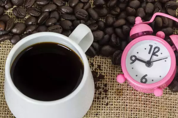 「朝イチのコーヒーは飲む時間で効果が違う…研究で裏付けられた､集中力を上げる｢最初の1杯を飲んでいい時間｣」の画像