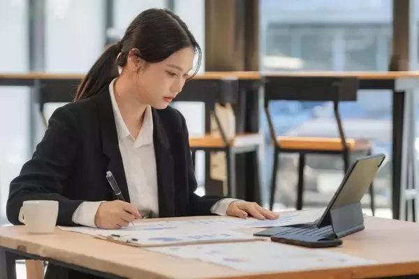 「謙虚さを装いながらさりげなく自慢してくる…心理学の研究があぶりだした｢嫌われやすい人｣の特徴」の画像