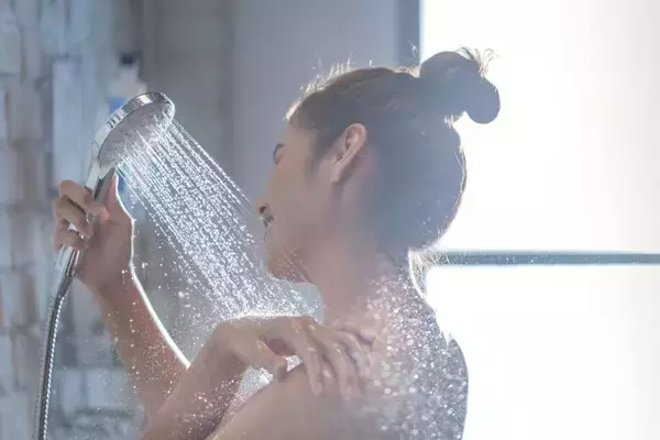 「水しか出していないのにガス代がかかっている…8割の人が誤解して使っている"水栓レバーの正しい位置"」の画像