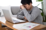 だからスマホを長時間見てはいけない…眼科医が｢近視よりも怖い｣という"大人の近視進行"の先にある病気
