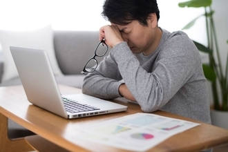 だからスマホを長時間見てはいけない…眼科医が｢近視よりも怖い｣という"大人の近視進行"の先にある病気
