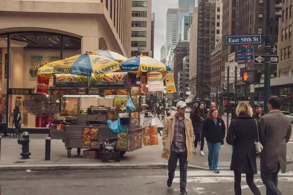 「犬の散歩の｢単発バイト｣で食いつなぐ…アメリカの政府閉鎖で"無給の職員"たちがはじめた副業の数々」の画像