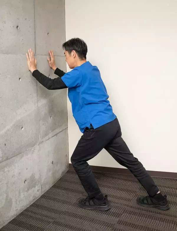「ただ｢大股で歩けばいい｣は大間違い｡専門医が｢続ければ人生が変わる｣と勧める"30秒の足首ストレッチ"」の画像