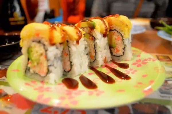 「なぜアメリカ人は｢くら寿司｣に10時間も並ぶのか…現地社長が気づいた｢日本では日常でも米国にはなかった要素｣【2025年10月BEST】」の画像