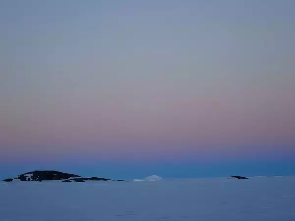 「だから南極では誰も｢白いTシャツ｣を着ない…南極観測隊員が｢色のついた服｣しか持っていかない切実な事情」の画像