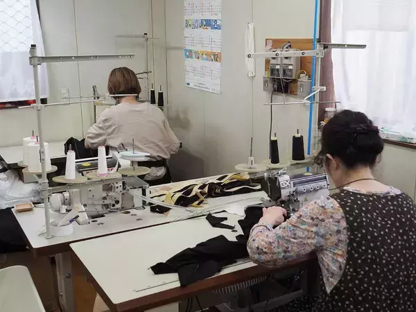 「大阪に残ったから100年続いた…1万円超のTシャツを2万枚売る15人の縫製メーカー､時代遅れのミシンの逆転劇」の画像
