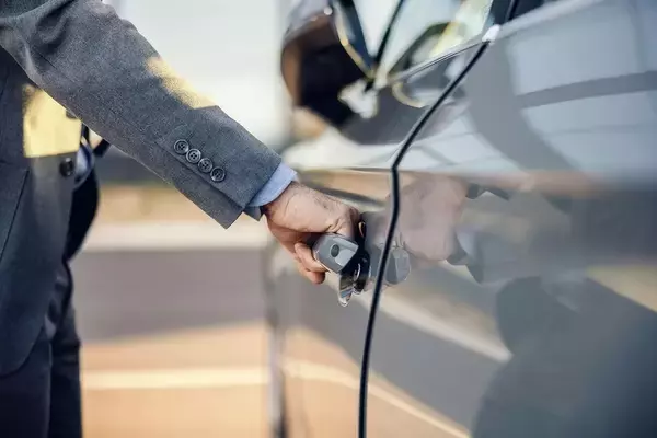 お金はあるのに"欲しい車"が買えない…高級外車を愛好する富裕層が今買っている｢日本車のSUV｣の正体